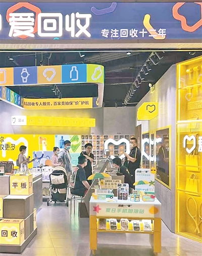 線上品牌發力線下開店 策略、挑戰與機遇